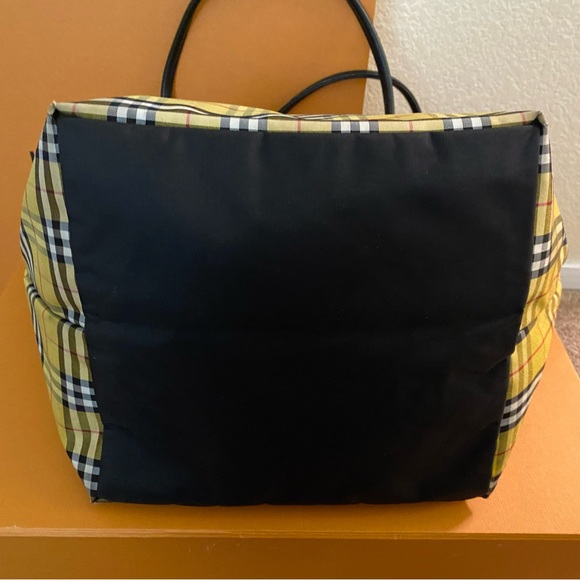 🚨VERY RARE!!!!!🚨BURBERRY’S BLUE LABEL OVERSIZED YELLOW AND BLACK NYLON TOTE🌻 - Picture 5 of 9